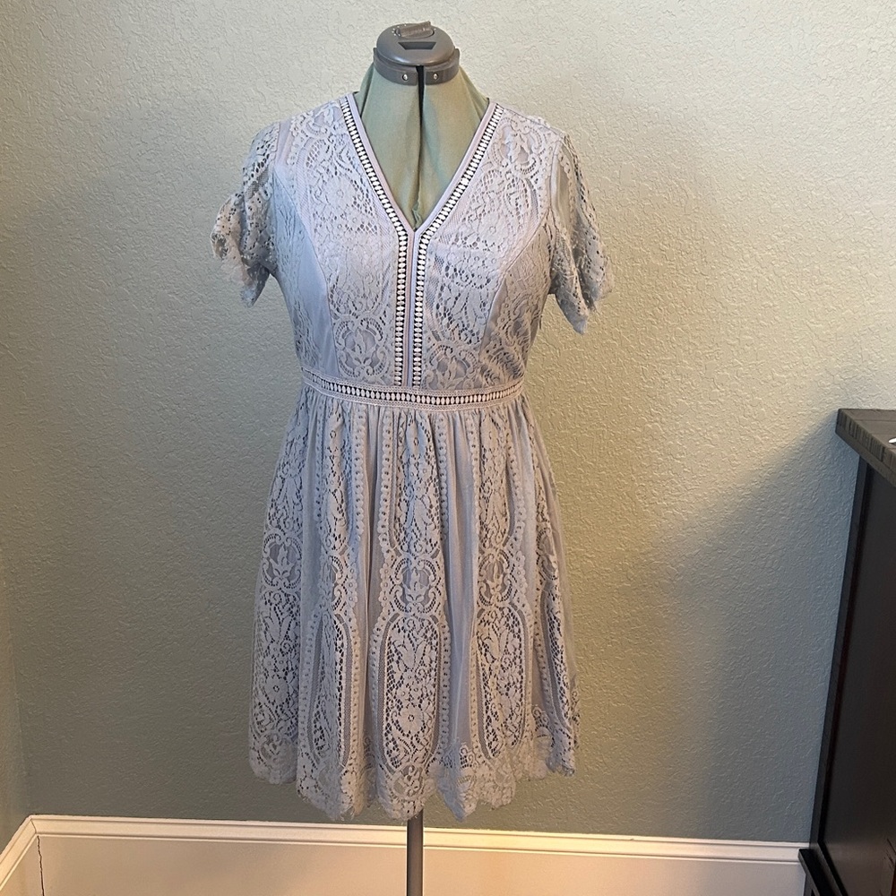 Elegant Lace V-Neck Midi Dress in Light Blue